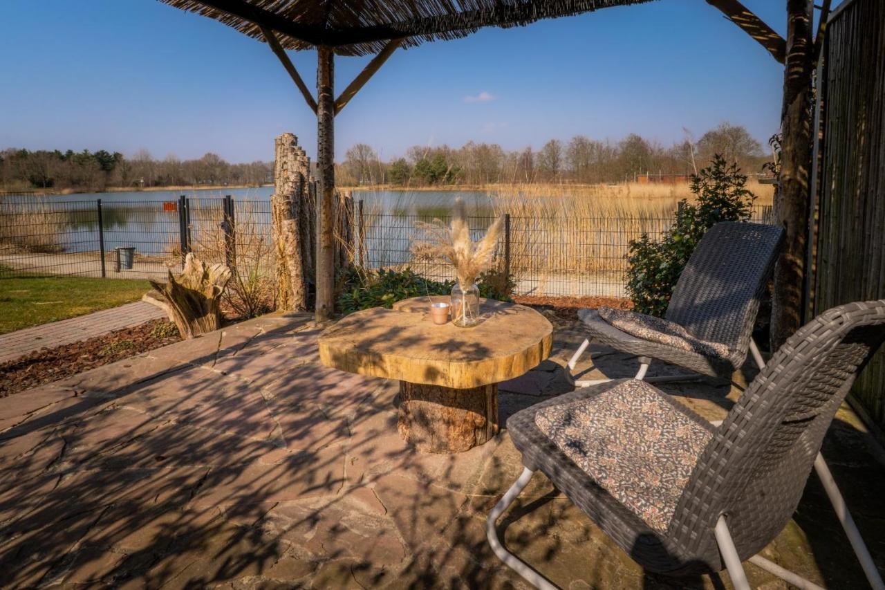 Drents Genieten - Lavendelheide Met Uitzicht Op Het Water Erm Extérieur photo