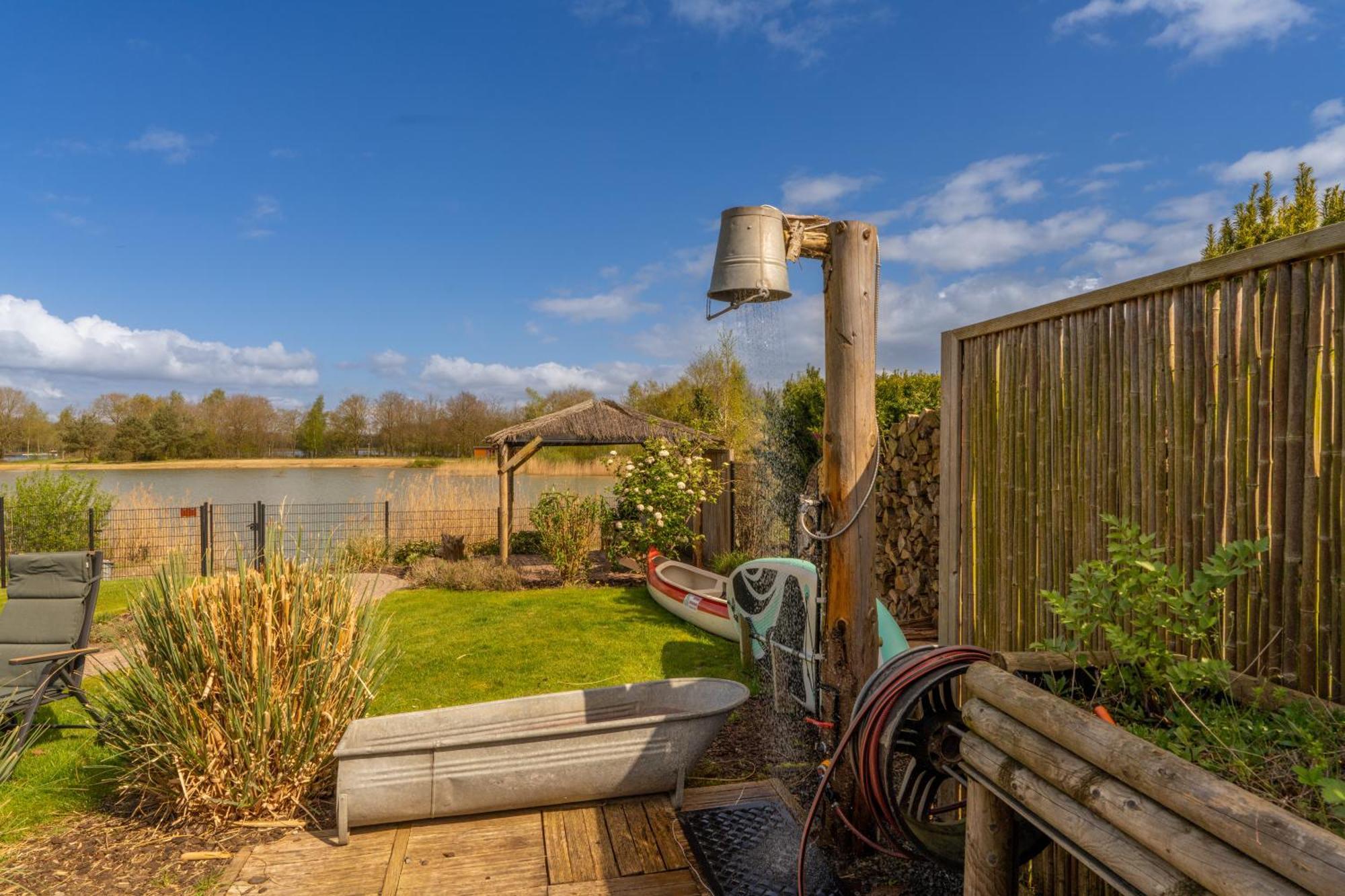 Drents Genieten - Lavendelheide Met Uitzicht Op Het Water Erm Extérieur photo