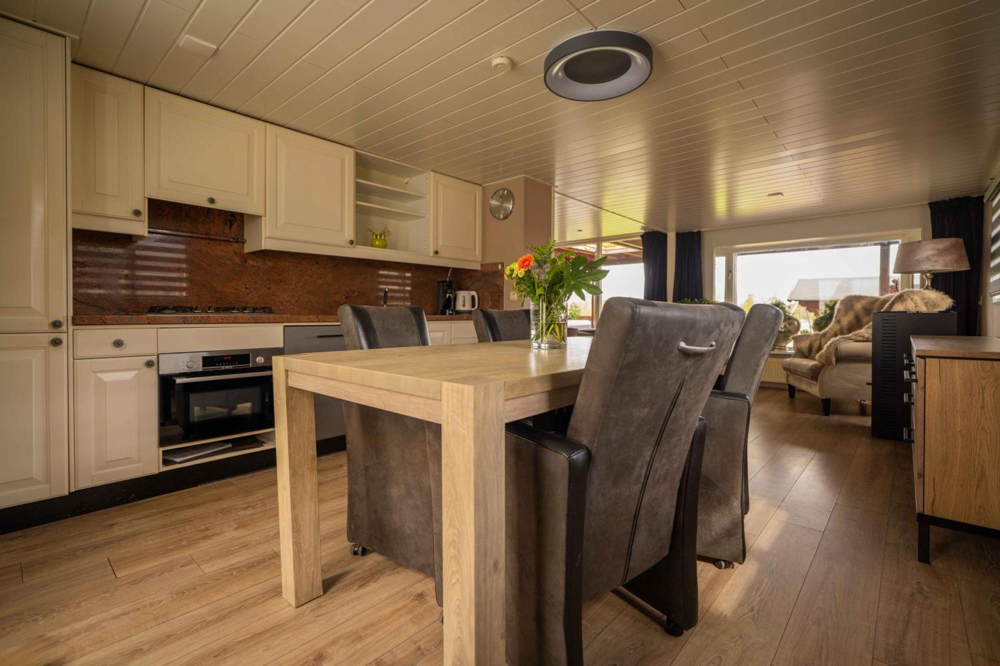 Drents Genieten - Lavendelheide Met Uitzicht Op Het Water Erm Extérieur photo